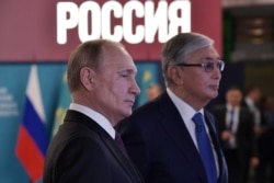 Президент России Владимир Путин (слева) и президент Казахстана Касым-Жомарт Токаев.