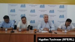"Жаңа Қазақстан форумы" қоғамдық ұйымы өкілдері Расул Жұмалы (солдан оңға қарай), Дос Көшім, Әміржан Қосанов және Айдос Сарым баспасөз мәслихатында отыр. Алматы, 4 шілде 2018 жыл.