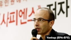 Yuval Noah Harari Seulda mətbuat konfransında