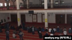Мужчины в мечети во время молитвы. Шымкент, 28 января 2017 года.