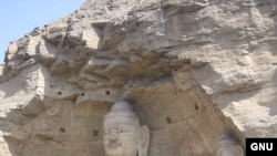 От времен династии Северная Вэй (IV – VI века) остались не только небольшие скульптуры, выставленные в Эрмитаже, но и гигантские Будды в пещерных храмах Юньгана. Wikipedia. GNU Free Documentation
