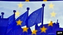 Flamujt e Bashkimit Evropian reflektohen në portën e ndërtesës së Komisionit Evropian në Bruksel.