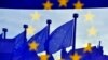 Drapele ale Uniunii Europene reflectate la intrarea în clădirea Berlaymont a Comisiei Europene de la Bruxelles (arhivă)