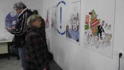 Posetioci izložbe "karikaturom protiv diktature"