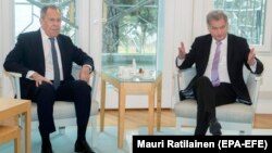 Президент Финляндии Саули Ниинистё (справа) и глава МИД России Сергей Лавров. Хельсинки, 3 марта 2020. Архив)
