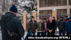 Marlen Asanovğa destek köstermek içün Rusiye nezaretindeki Qırım Yuqarı mahkemesi yanına kelgen faaller. 2019 senesi yanvar 17
