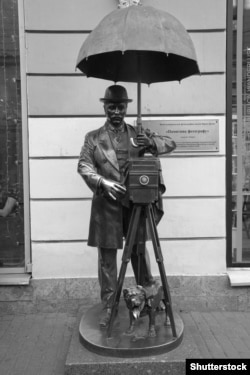 Тази статуя на Карл Була се намира на улица, съседна на "Невски Проспект", близо до мястото, където е било студиото на Була. В музея в Сааремаа е изложен един от фотоапаратите му.