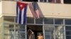 Zastava Kube i Sjedinjenih Država na zgradi u Havani, Kuba (fotoarhiv)