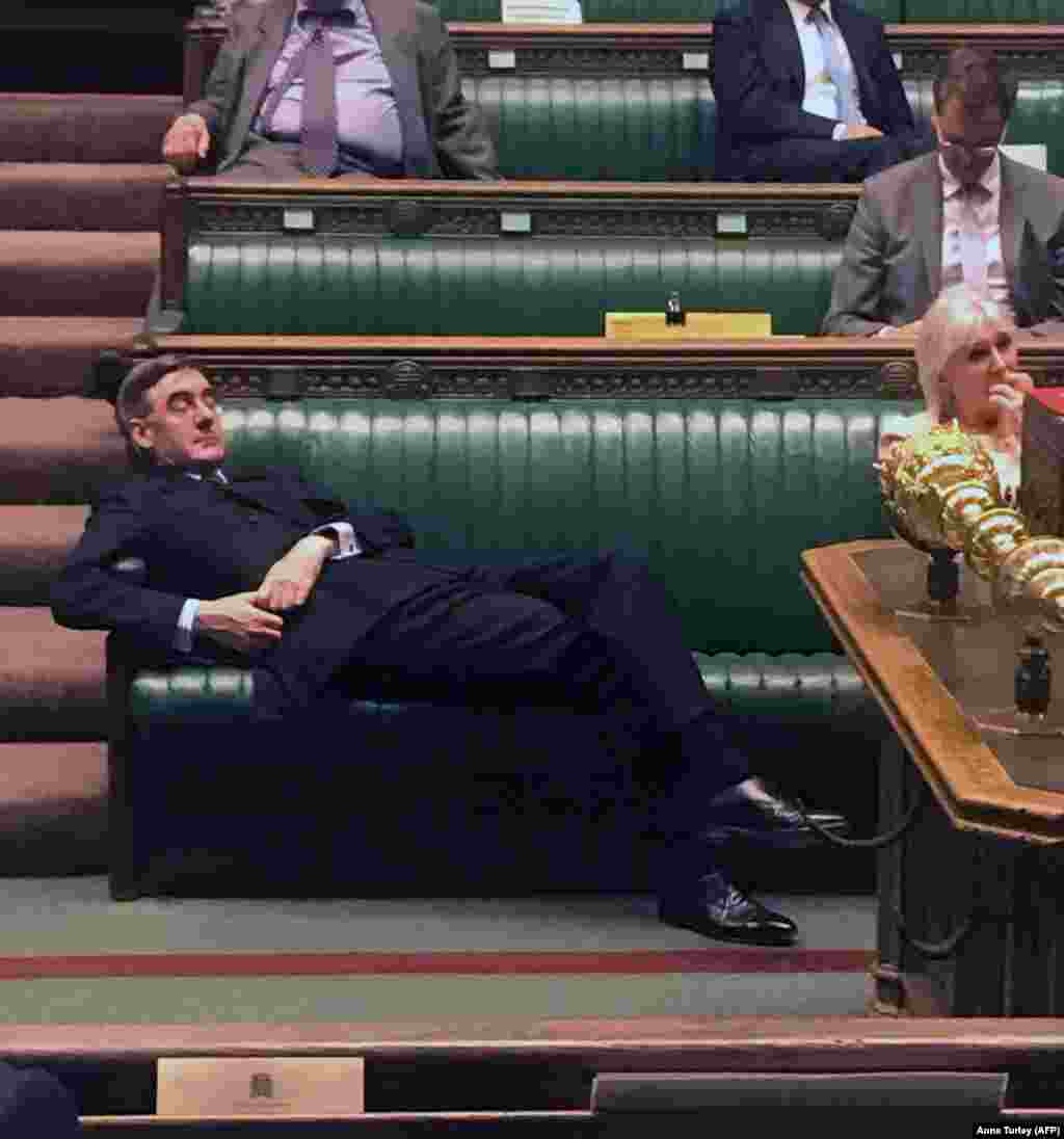 Лідэр Брытанскай палаты абшчын Джэйкаб Рыз-Мог адпачывае на пярэдняй лаве парлямэнту ў часе дыскусіі па пытаньнях Brexit.