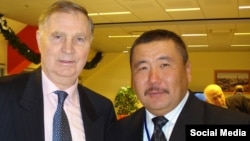 Кыргызстандын Хоккей федерациясынын вице-президенти Мурат Жакыпов (оңдо).