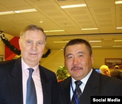 Первый вице-президент федерация хоккея Кыргызстана Мурат Жакыпов (справа).