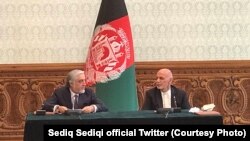 Semnarea acordului între Mohammad Ashraf Ghani (dreapta) și Abdullah Abdullah 