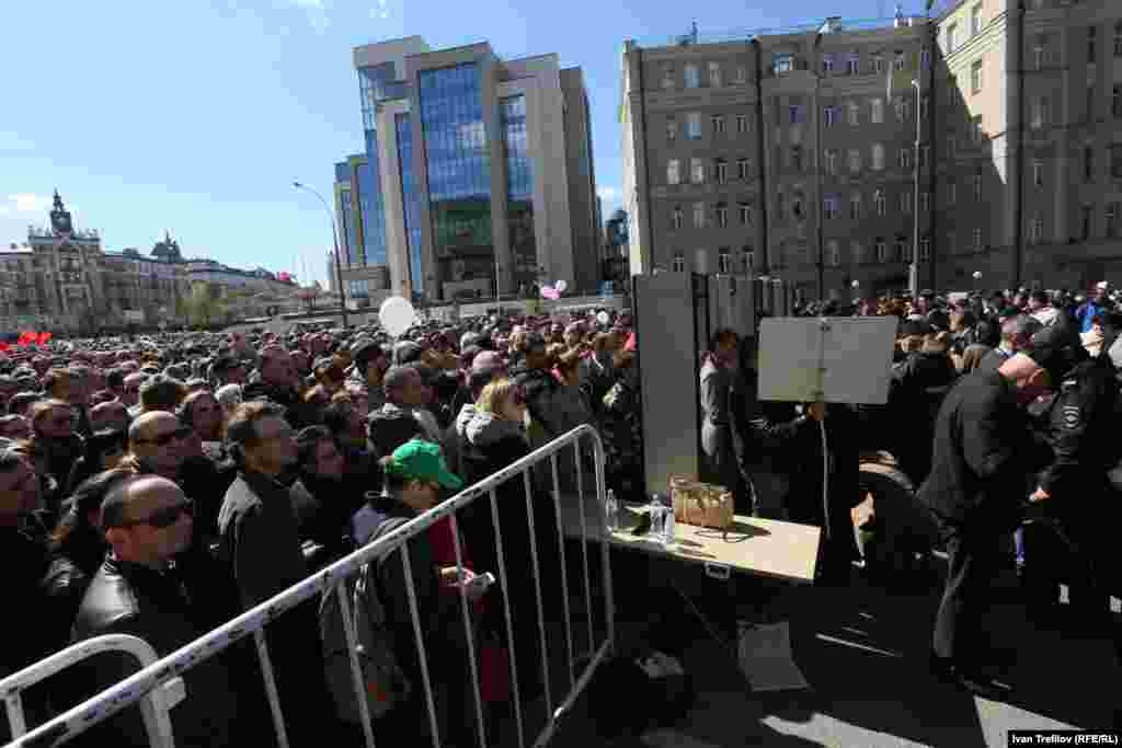 Через час после начала митинга на входе перед рамками металлоискателей еще было очень много людей.