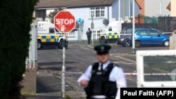 Polițist la locul crimei, Londonderry, Irlanda de Nord. 19 aprilie 2019