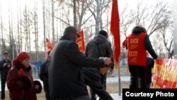 Активисты Коммунистической народной партии Казахстана возлагают цветы к памятнику Ленину. Павлодар, 7 ноября 2011 года.