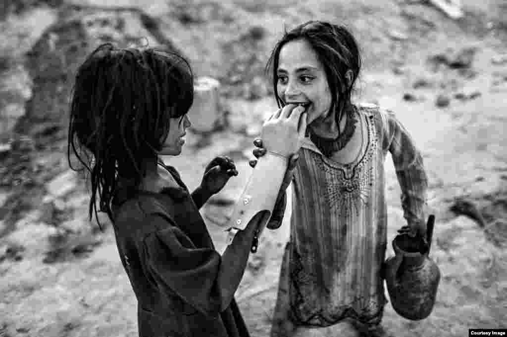 بازی دختربچه&zwnj;ها با دست مصنوعی، جنوب کابل.