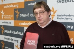 Аляксандар Фядута з укладзенай ім анталёгіяй твораў беларускіх палітзьняволеных