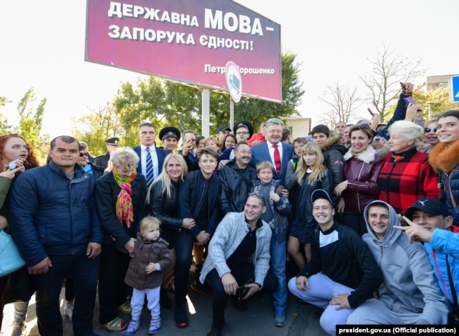 Президент України Петро Порошенко на тлі банера про важливість української мови під час поїздки до Херсонської області, 13 жовтня 2018 року