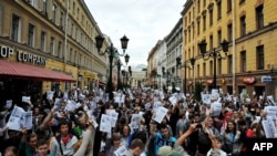 Սանկտ Պետերբուրգ -- Ալեքսեյ Նավալնիի կողմնակիցները բողոքի ակցիա են անցկացնում, 18-ը հուլիսի, 2013