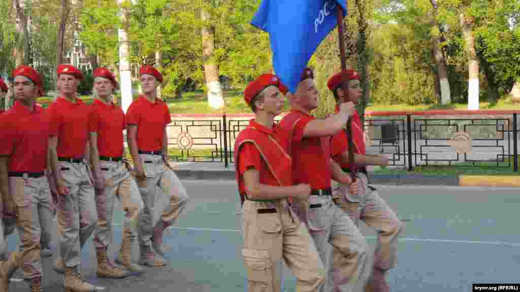 Разом із російськими військовими марширують і керченські школярі. Колона &laquo;юнармійців&raquo; у червоних пілотках теж бере участь у репетиції параду.