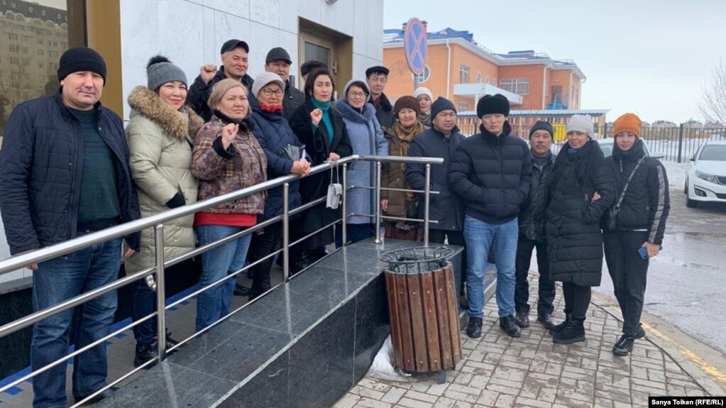 Белсенділер Бас прокуратура алдында тергеуге кіргендерді күтіп тұр. Нұр-Сұлтан, 10 наурыз 2020 жыл.