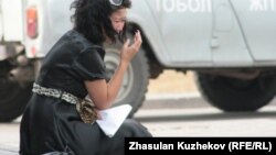 Одна из родственниц осужденных тюрьмы в Гранитном сидит перед зданием комитета уголовно-исполнительной системы. Астана, 14 августа 2010 года.