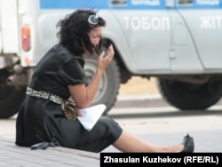 Түрмедегі туысының халін біле алмай жылап отырған әйел. Астана, 14 тамыз 2010 жыл.