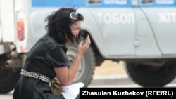 Бүлік шыққан түрмедегі туысының хабарын біле алмай жылап отырған әйел. Астана, 14 тамыз 2010 жыл. Көрнекі сурет