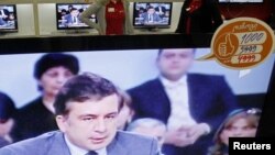 На днях на официальной странице Саакашвили в Facebook появилась запись: «Я буду очень далеко, когда меня вызовет прокуратура российского олигарха Иванишвили, и очень близко, когда меня призовет грузинский народ!»