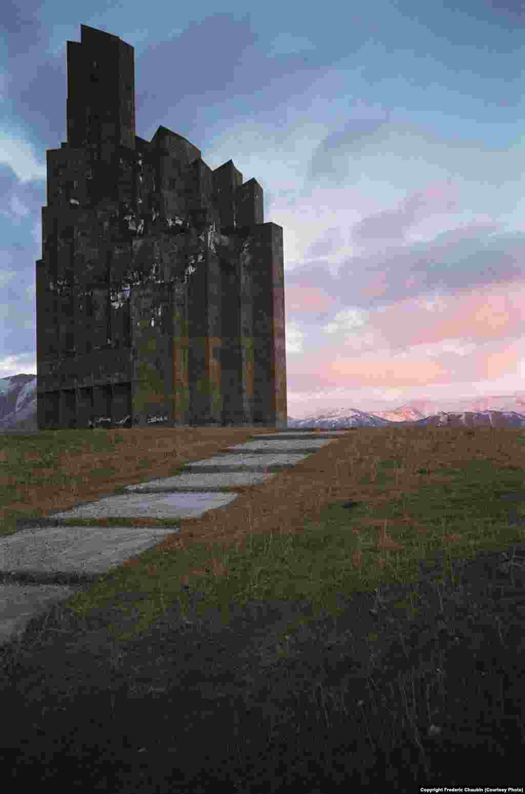 Монумент Баш-Апаранского битви в Апаране, Вірменія. Архітектор &ndash;&nbsp;Рафаел Ісраелян. 1979 рік