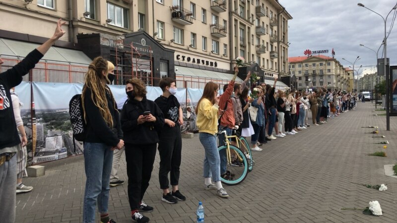 Demonstranti u Bjelorusiji formirali ljudske lance i marširali gradovima