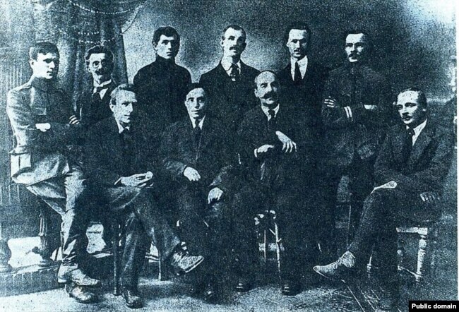 Scrittori bielorussi (da sinistra a destra): Albert Pavlovich, Mikhas Charot, Vladyslav Golubok, Yazep Farbotka.  Maggio-giugno 1920, Minsk