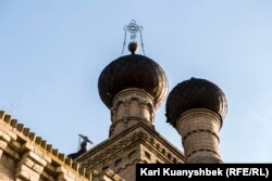 Ескі шіркеудің күмбездері, крестер. Дербісек ауылы, 5 маусым 2020 жыл.