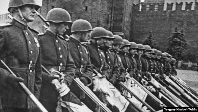 Фрагмент фотографии парада на Красной площади в 1945