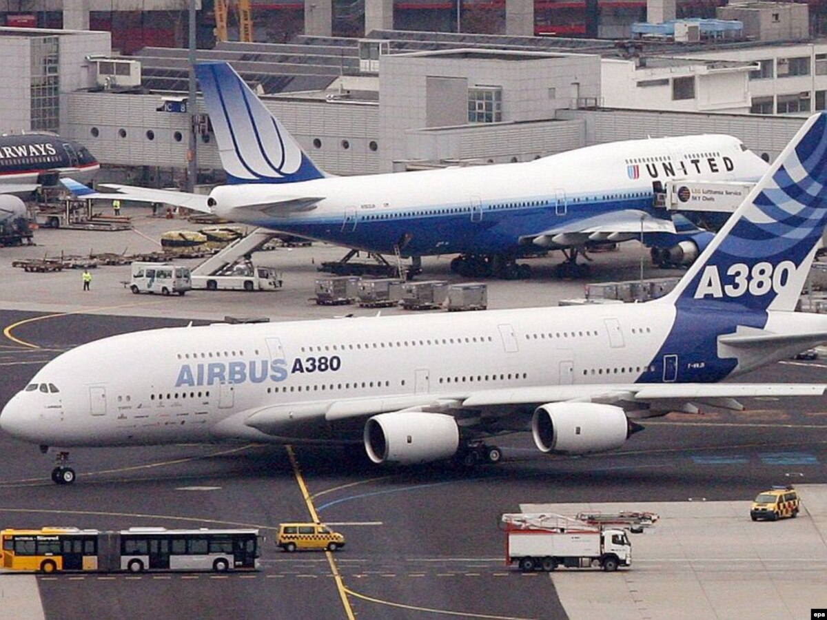 380 страна. Аэробус Boeing 747. Боинг 777 и Аэробус 320. Airbus a380 и Боинг 747. Самолёт Аэробус а380 и Боинг 747.