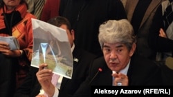 Эколог Мэлс Елеусизов демонстрирует будущее алматинских гор. Алматы, 11 января 2013 года.