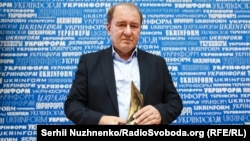 İlmi Umerov elindeki mukâfat ile, 2017 senesi noyabrniñ 13