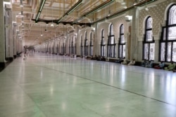 Внутренние помещения Заповедной мечети. Людей почти нет. Май 2020 года