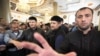Несмотря на "полную безопасность" в Чечне, Кадырова повсюду сопровождает охрана (архивное фото)