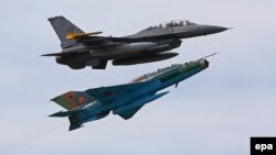 Un F16 american şi un MIG 21 românesc, în timpul exerciţiilor militare comune "Dacian Viper 2014" de la Câmpia Turzii, 17 aprilie 2014