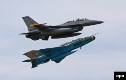 În 2014, un MIG 21 Lancer al României zbura, la un exercițiu militar, lângă un avion F-16 al Forțelor Aeriene ale SUA, la Câmpia Turzii. Între timp, numeroși piloți români au fost antrenați pentru pilotarea avioanelor F-16.