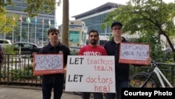 Aktiwistler mejbury zähmetiň ulanylmagyna garşy protest bildirýär. Arhiw suraty