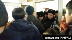 Сторонники подсудимого гражданского активиста Болатбека Блялова стоят в ожидании, когда их пропустят в зал суда. Астана, 15 января 2016 года.