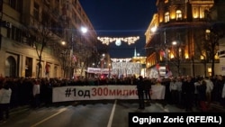 Transparent "1 od 300 miliona", nasuprot geslu antivladinih protesta: "1 od 5 miliona"