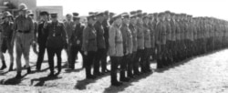 Генерал-майор РККА Василий Новиков и британский бригадный генерал Джордж Тиркс инспектируют парадный строй советских войск в Тегеране. Сентябрь 1941 года