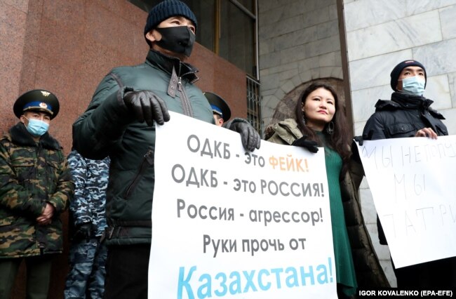 Під час акції протесту біля парламенту Киргизстану проти відправки до Казахстану киргизьких військових в рамках Організації договору про колективну безпеку (ОДКБ). Бішкек, 7 січня 2022 року