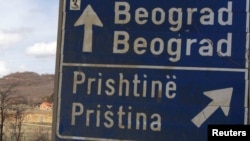 Dvojezični natpis na saobraćajnici kod Mitrovice