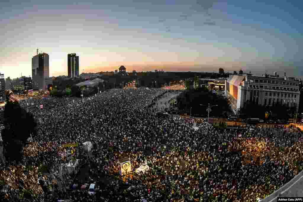 În ciuda faptului că accesul demonstranților a fost blocat pe la gura de metrou din Piața Victoriei, oamenii au început să vină pe jos de la alte guri de metrou pe străzile adiacente. La orele serii, circa 100.000 de persoane erau adunate în Piață.&nbsp;