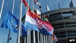 Zastava Republike Hrvatske ispred EU parlamenta u Strazburu
