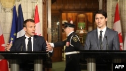 Президент Франції Еманюель Макрон (ліворуч) та прем’єр-міністр Канади Джастін Трюдо під час спільної прес-конференції в парламенті Канади в Оттаві, 7 червня 2018 року.